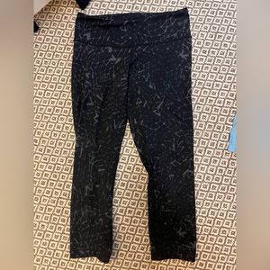 Patterned Lulu lemon cropped leggings
